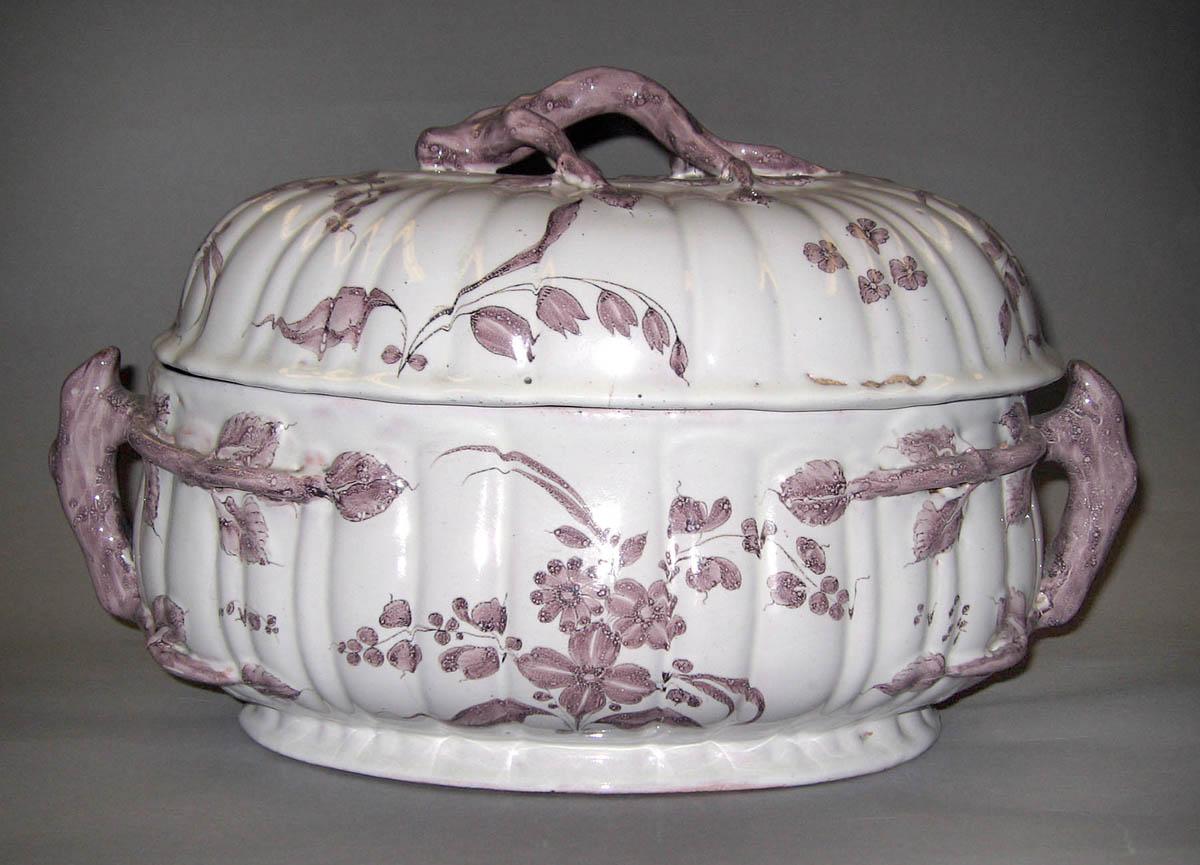 1996.0004.037 A, B Hunerwadel faience tureen