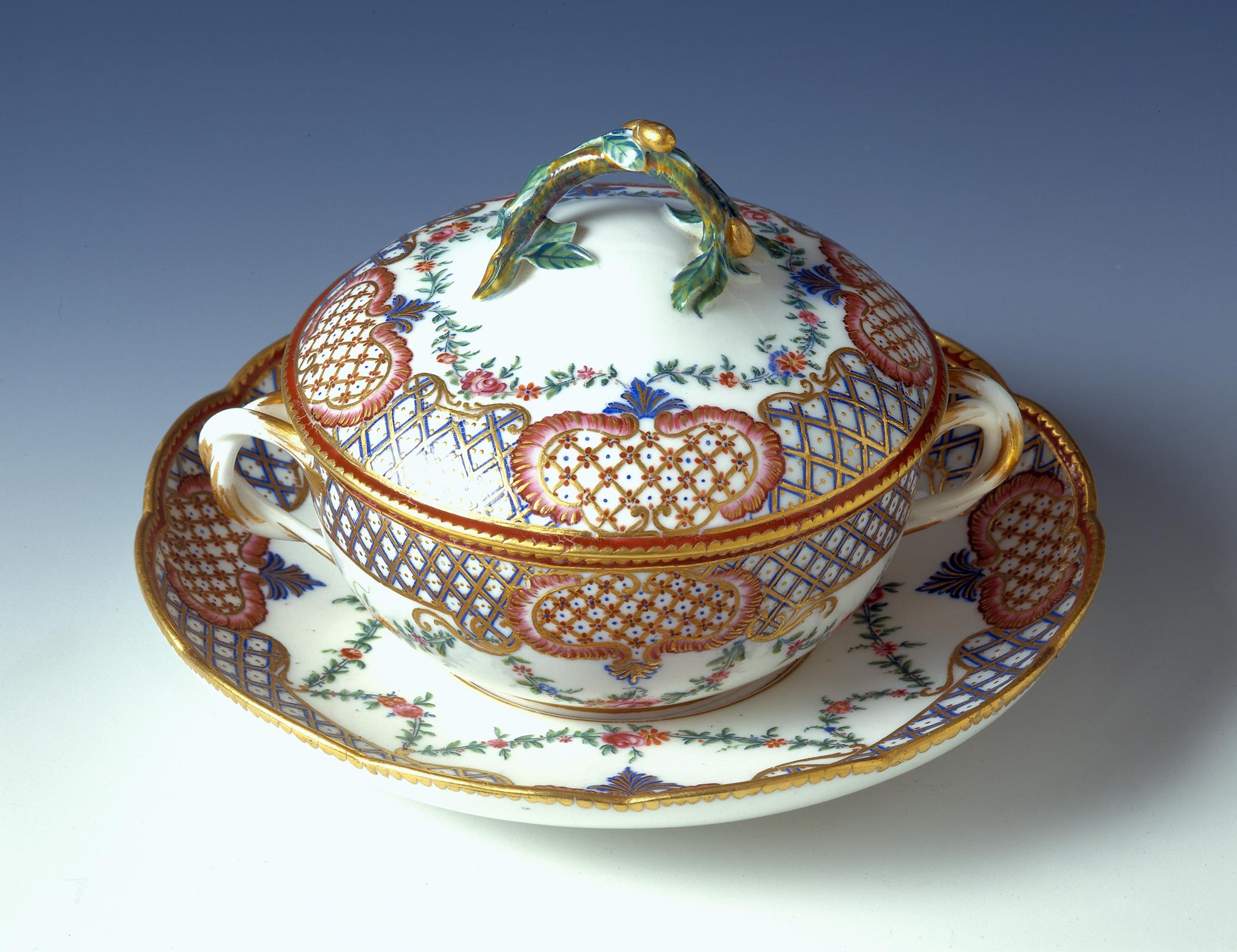 1996.0004.028 A-C Bowl, Cover, and Stand