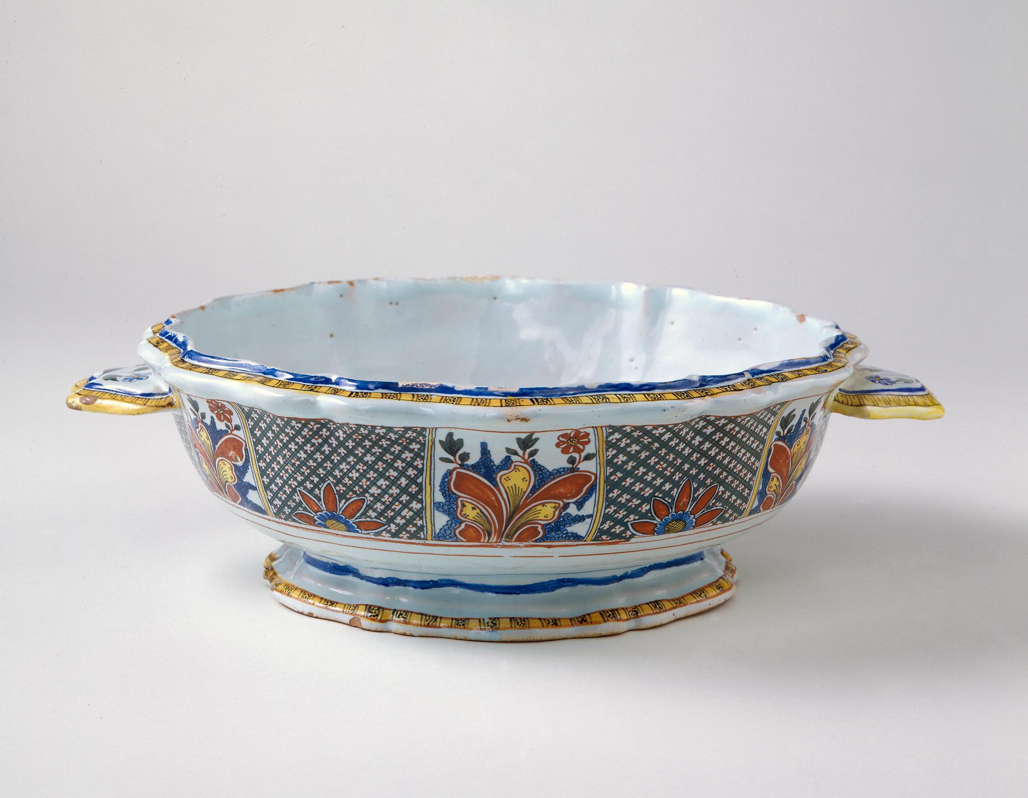 1996.0004.108 A-C Tureen (view 2)