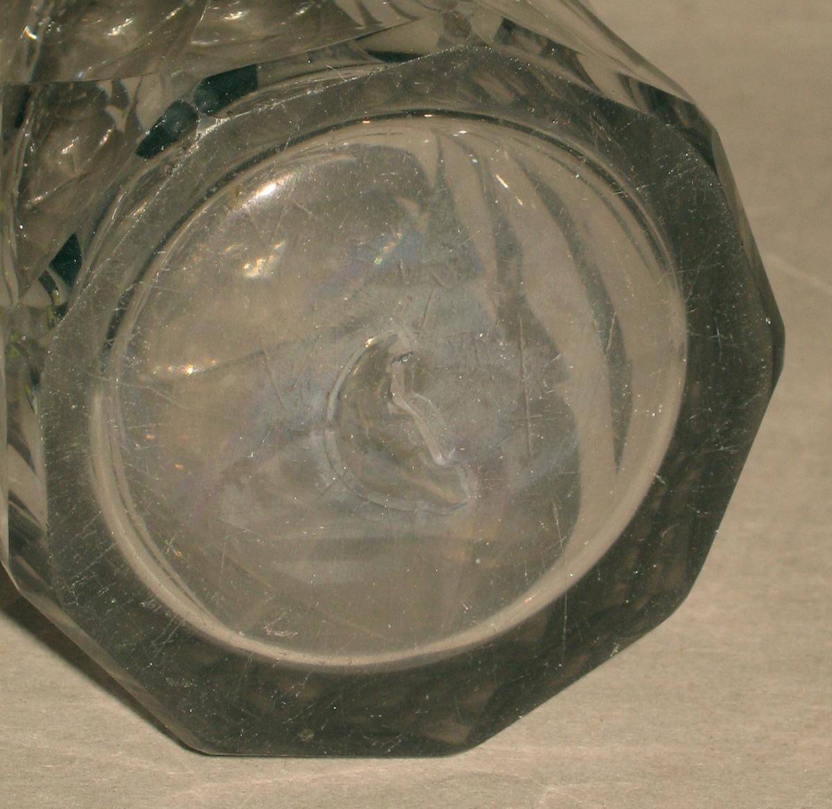 1975.0269 B Glass bottle (underside)