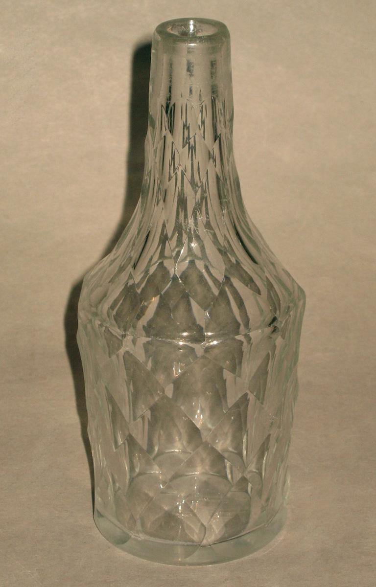 1975.0269 C Glass cruet bottle