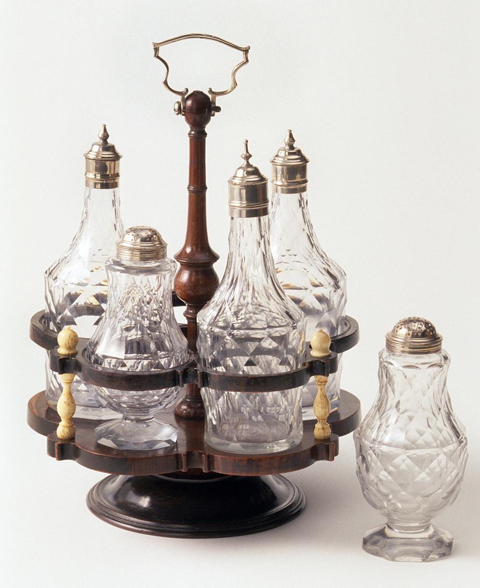 1975.0269 A- K Cruet set