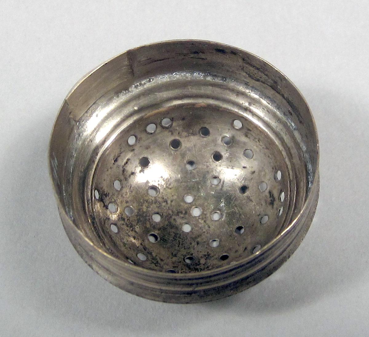 1975.0269 J Silver cap underside