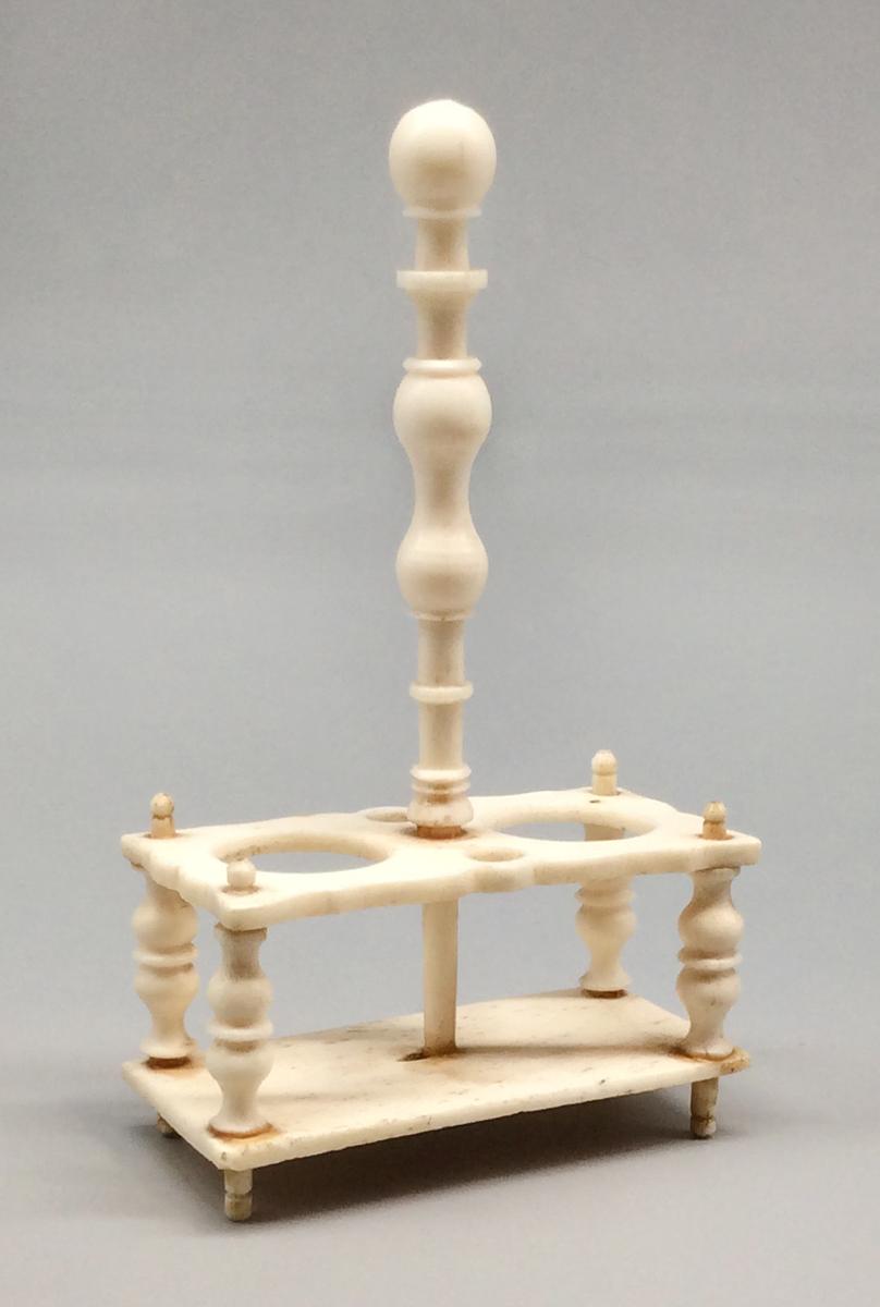 1959.1040 A Cruet frame, view 1