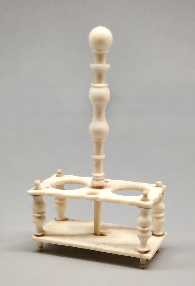 1959.1040 A Cruet frame, view 2