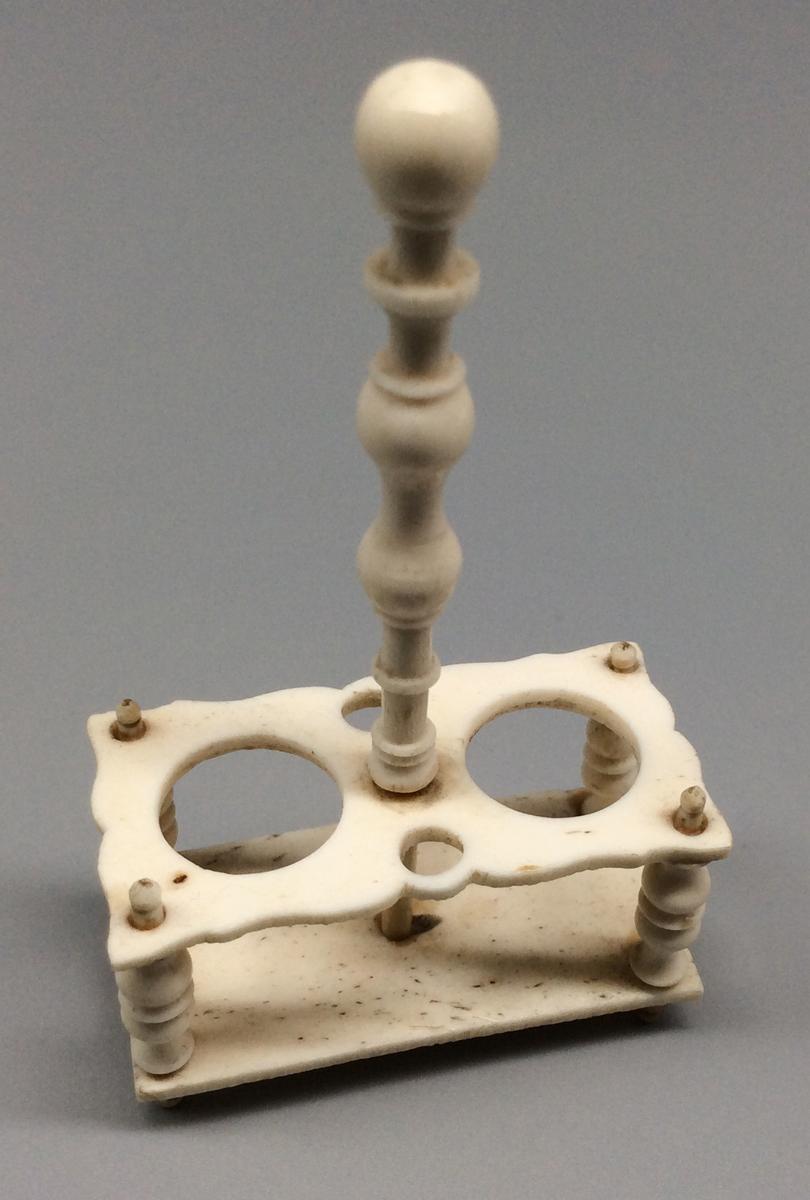1959.1040 A Cruet frame, view 3