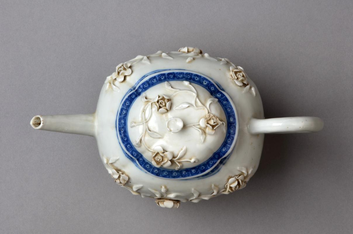 2008.0011.004 A, B Chinese porcelain teapot, view 2