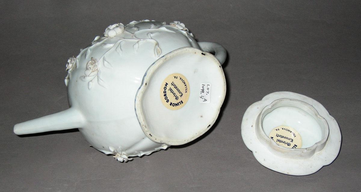 2008.0011.004 A, B Chinese porcelain teapot, bottom