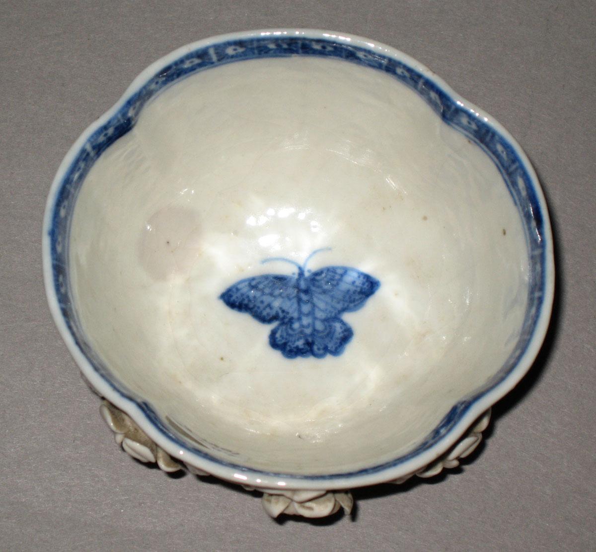 2008.0011.005 A Chinese porcelain teabowl