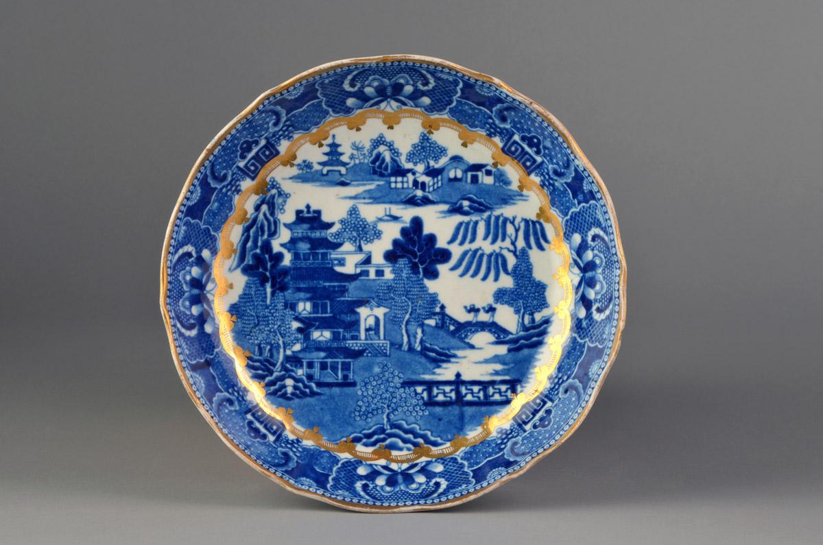 2008.0011.010 Porcelain dish