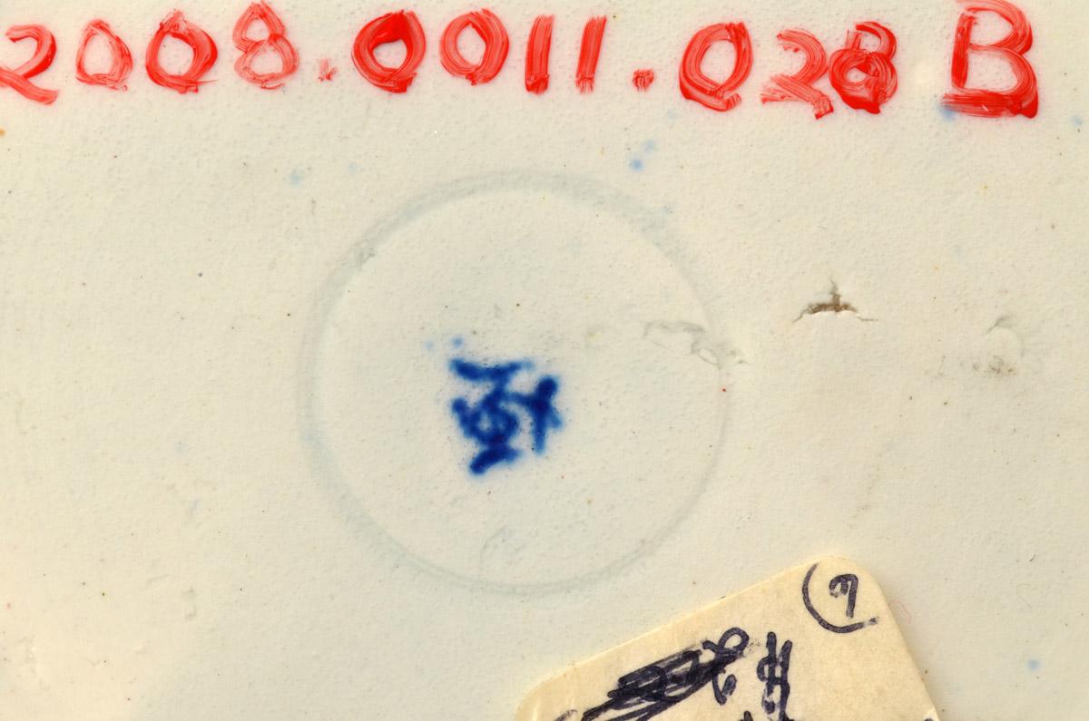 2008.0011.028 B Saucer, detail, mark