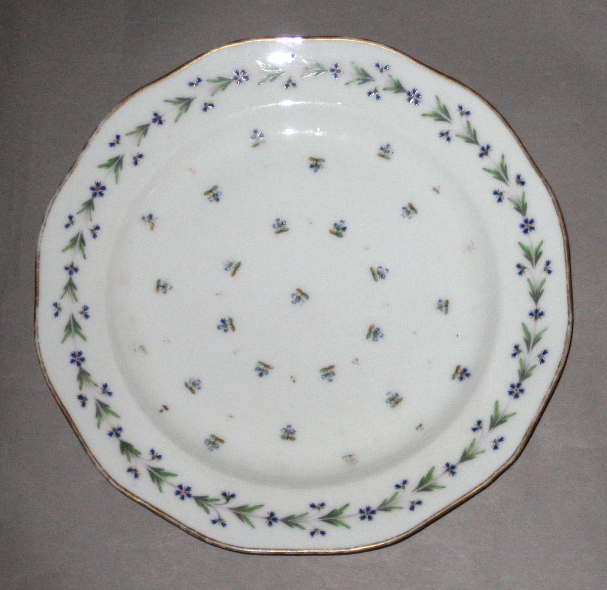 2007.0027.001 Porcelain dinner plate