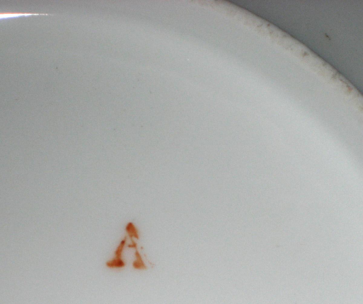 2007.0027.001 Porcelain dinner plate (mark)