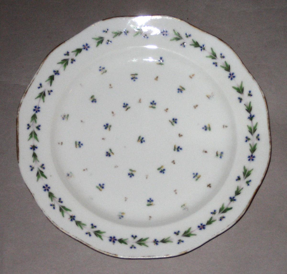 2007.0027.002 Porcelain dinner plate