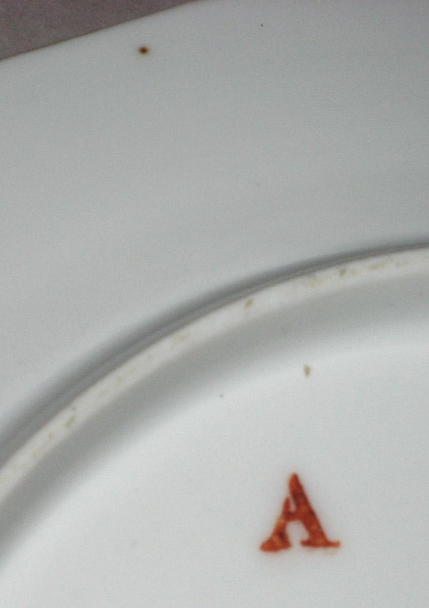 2007.0027.002 Porcelain dinner plate (mark)