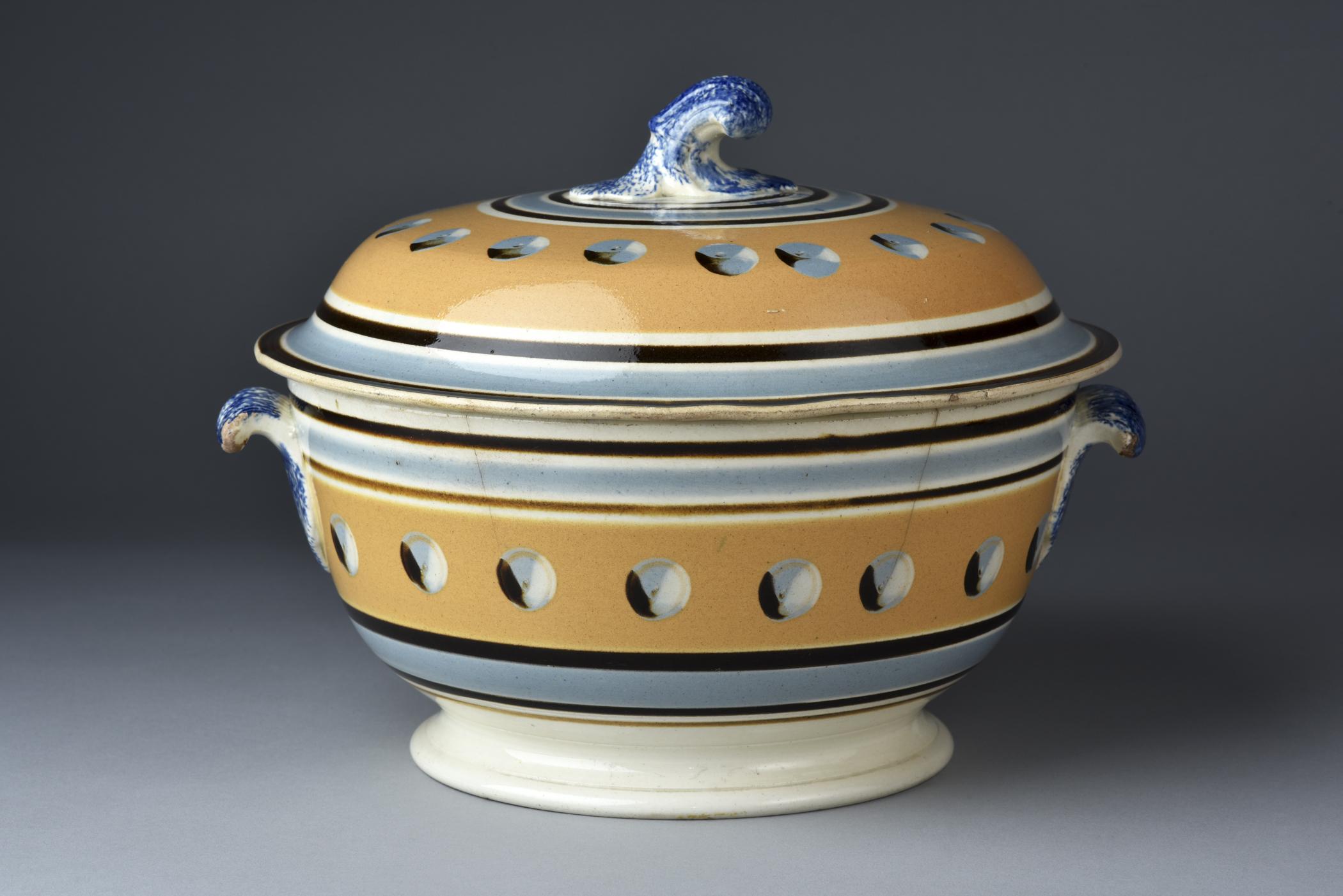 2007.0028.008 A Bowl or tureen, B Lid, view 1