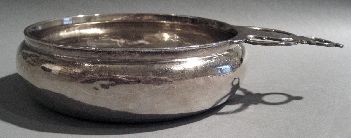 2008.0045.002.001 Silver Porringer side view