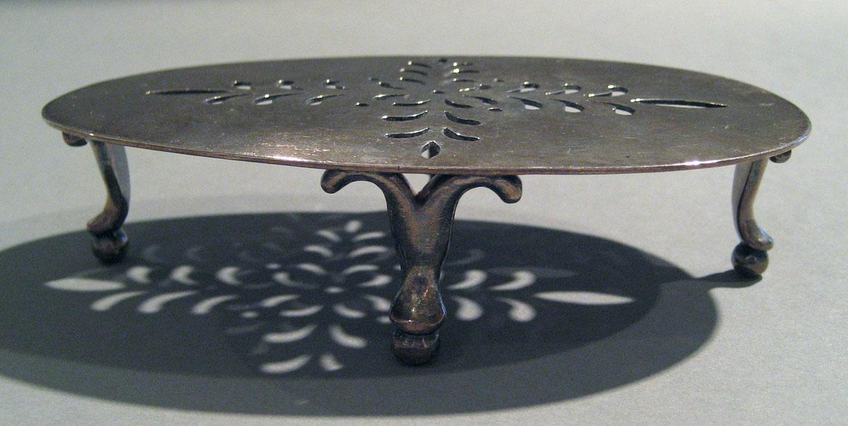 2008.0045.004 Silver Sugar Trivet side view