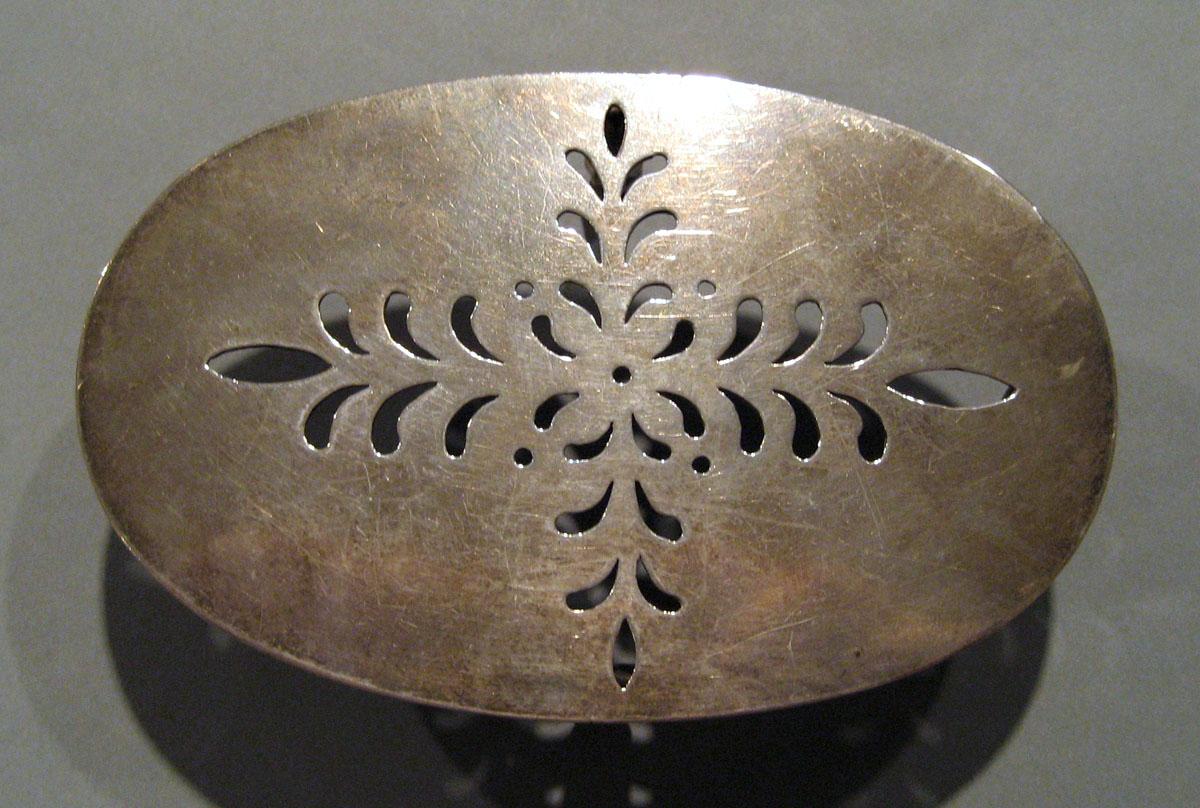 2008.0045.004 Silver Sugar Trivet top view