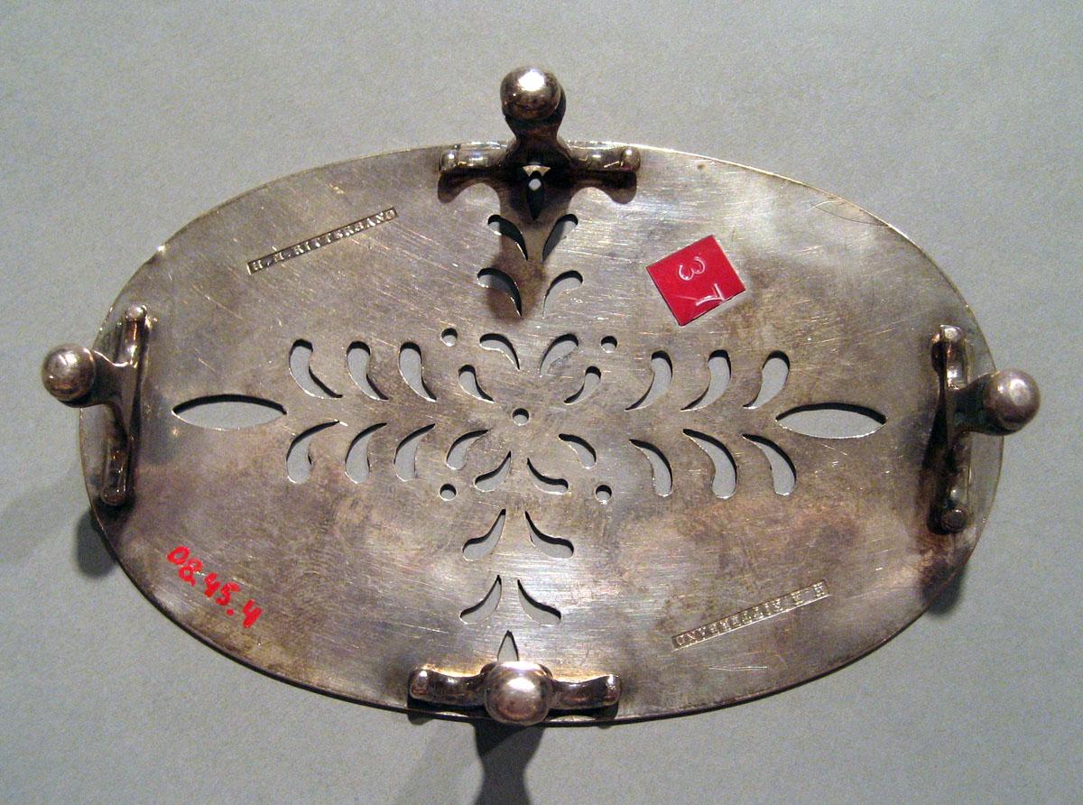 2008.0045.004 Silver Sugar Trivet underside
