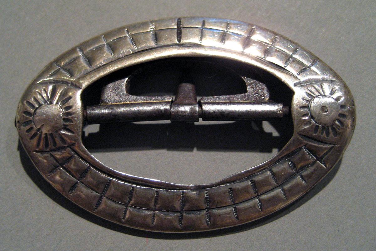 2008.0046.001 A Silver Buckle upper surface