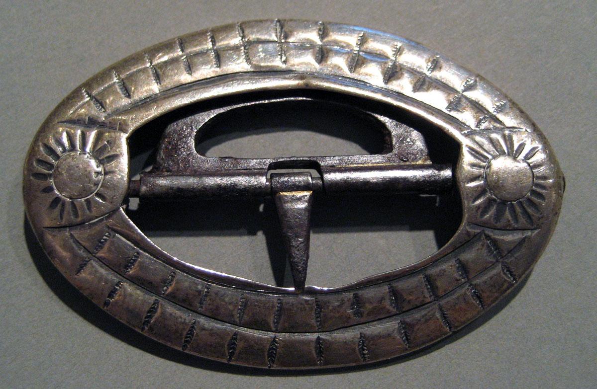 2008.0046.001 B Silver Buckle upper surface