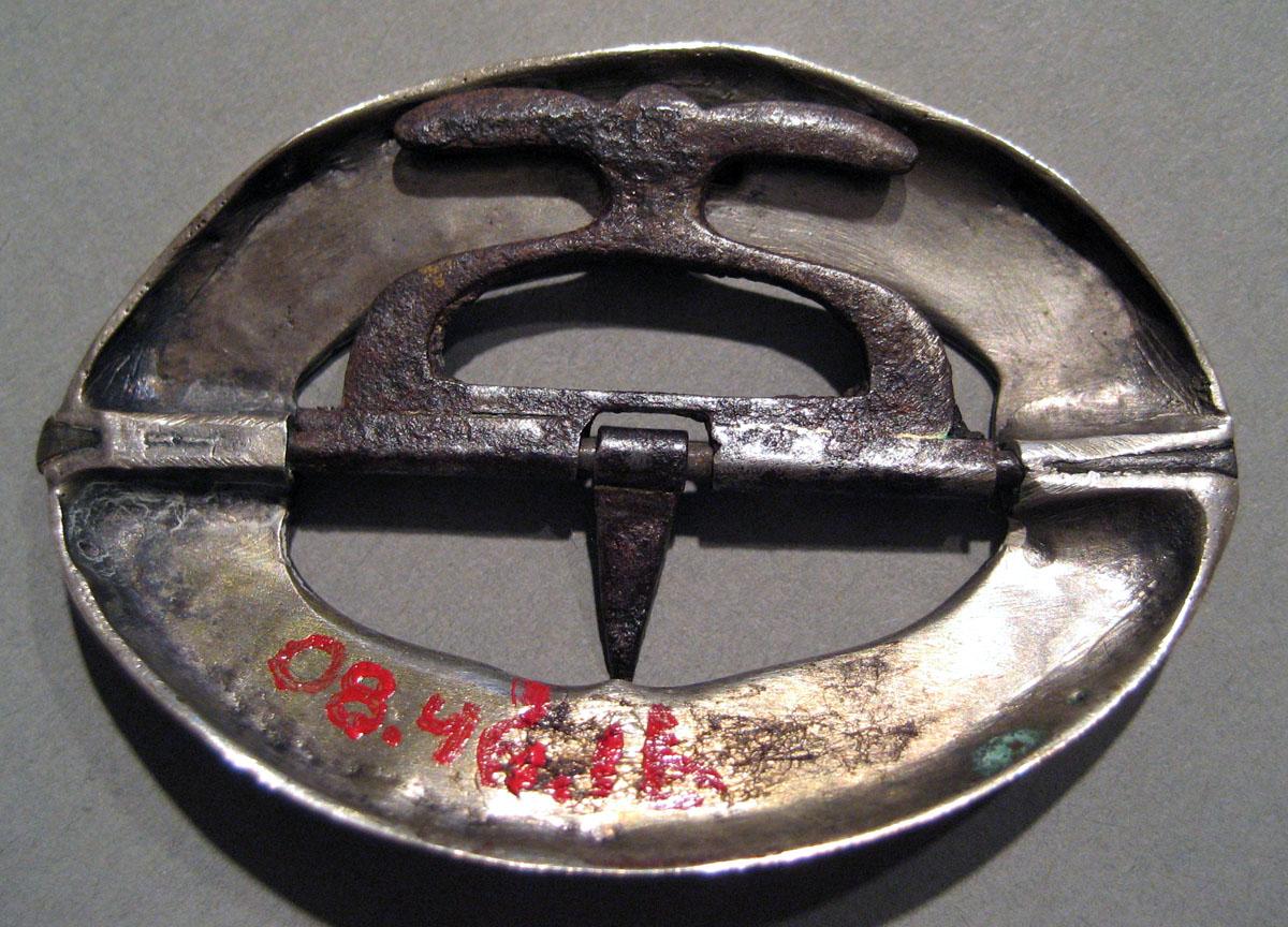 2008.0046.001 B Silver Buckle underside