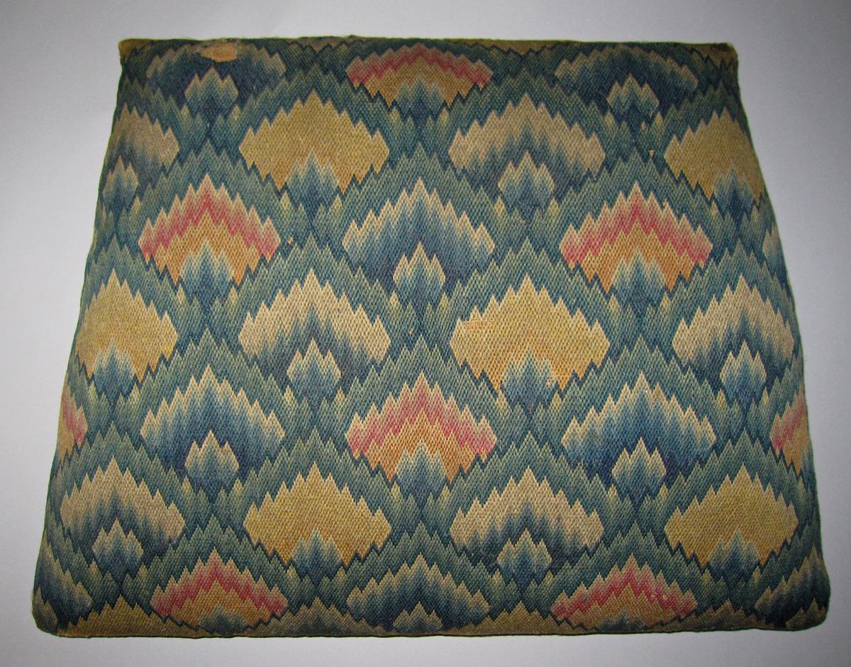 2008.0001.002 B Slip seat view 1