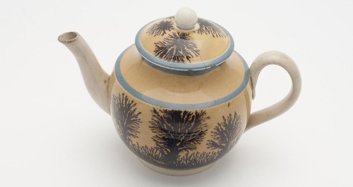 2008.0003.010 Teapot (view 2)