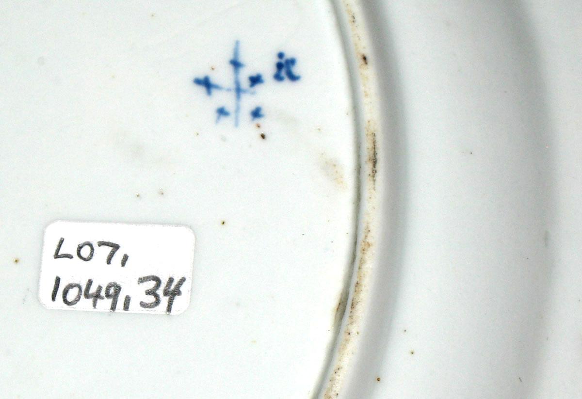 2008.0011.034 porcelain plate mark
