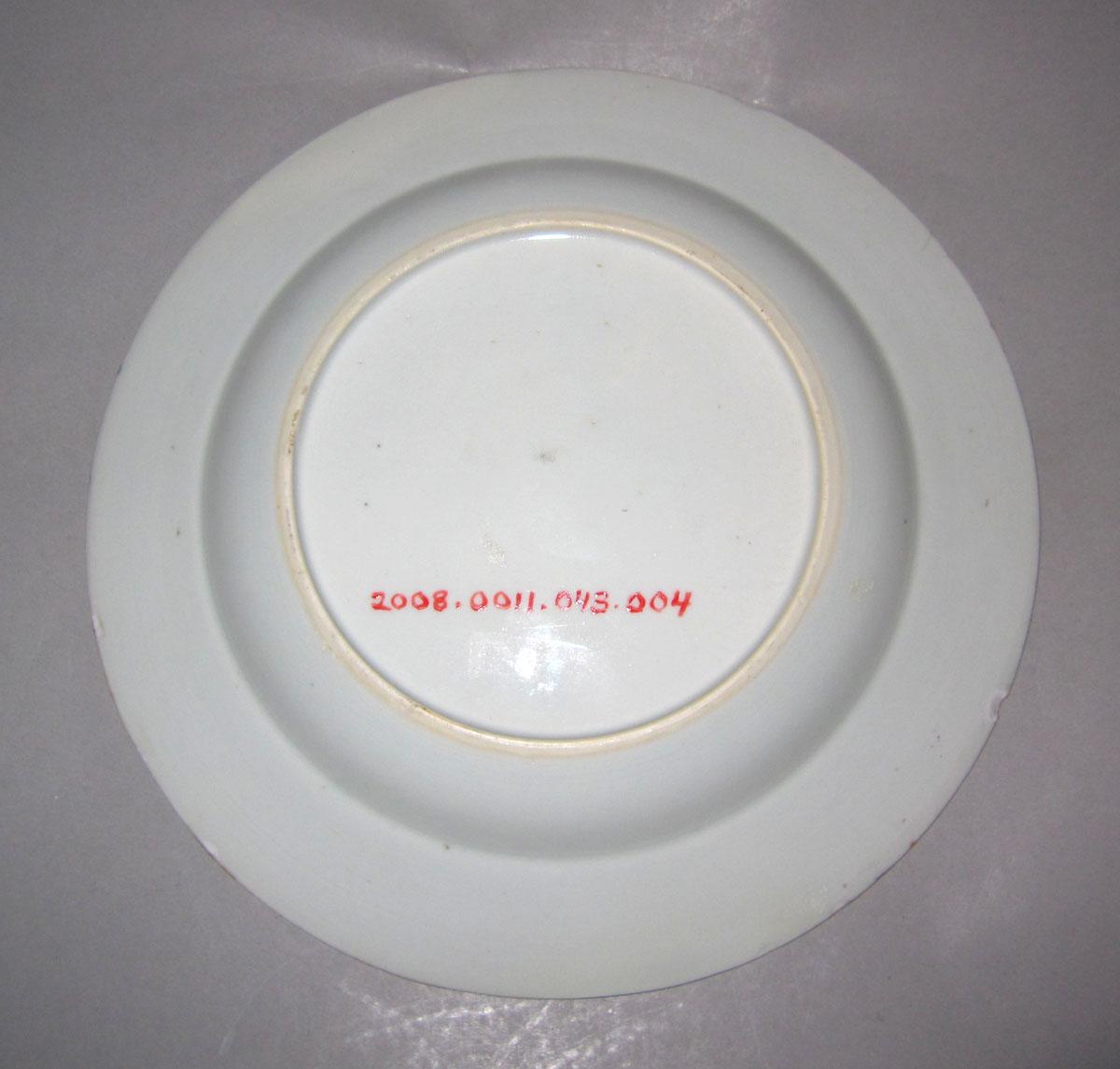 2008.0011.043.004 Porcelain plate underside