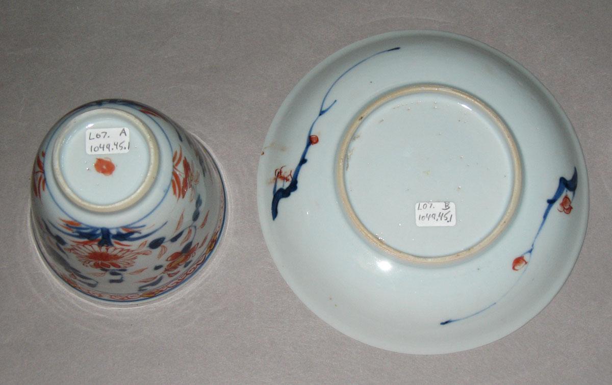 2008.0011.045.001 A, B Porcelain imari beaker and saucer, bottom