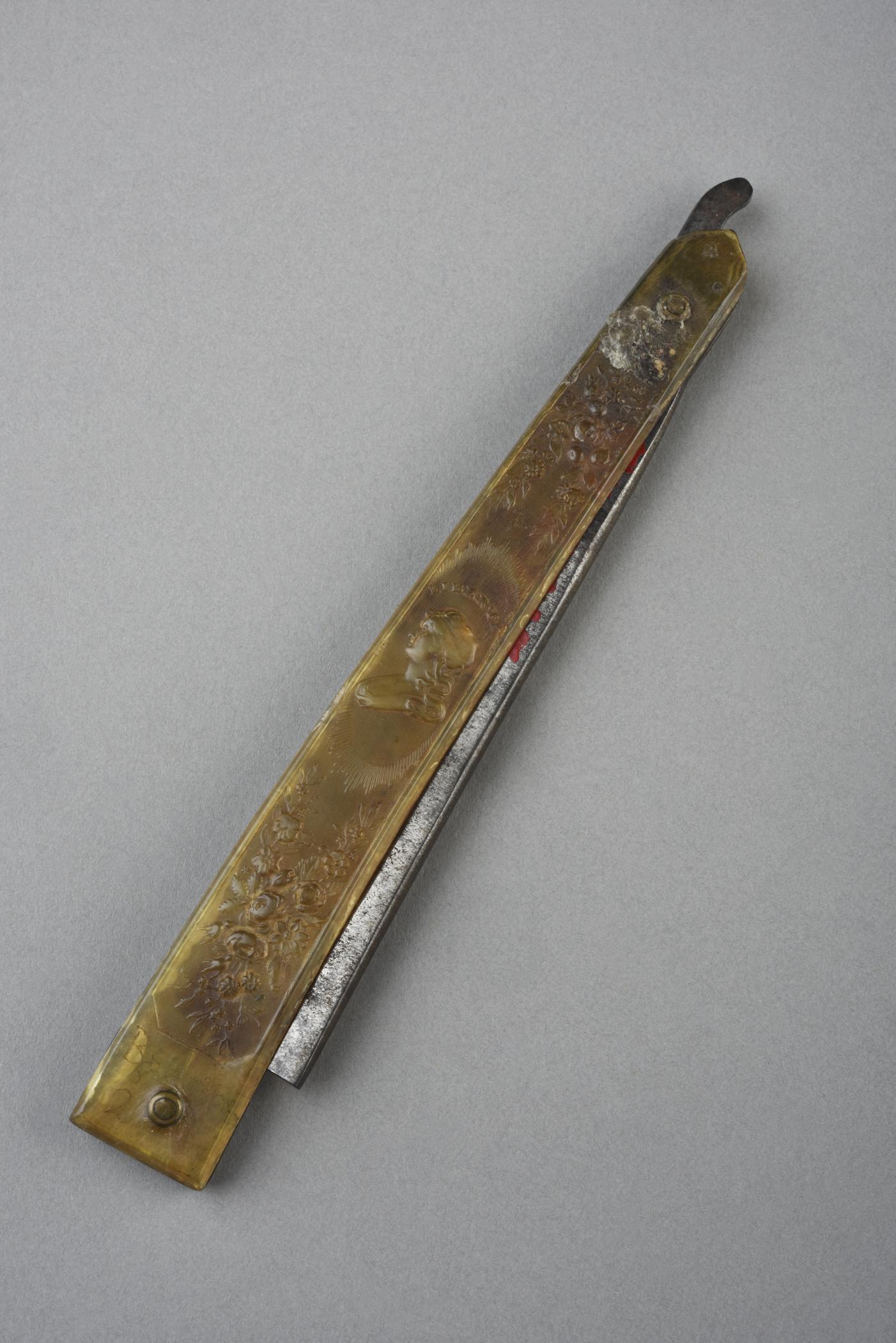1958.2367 Razor, view 2