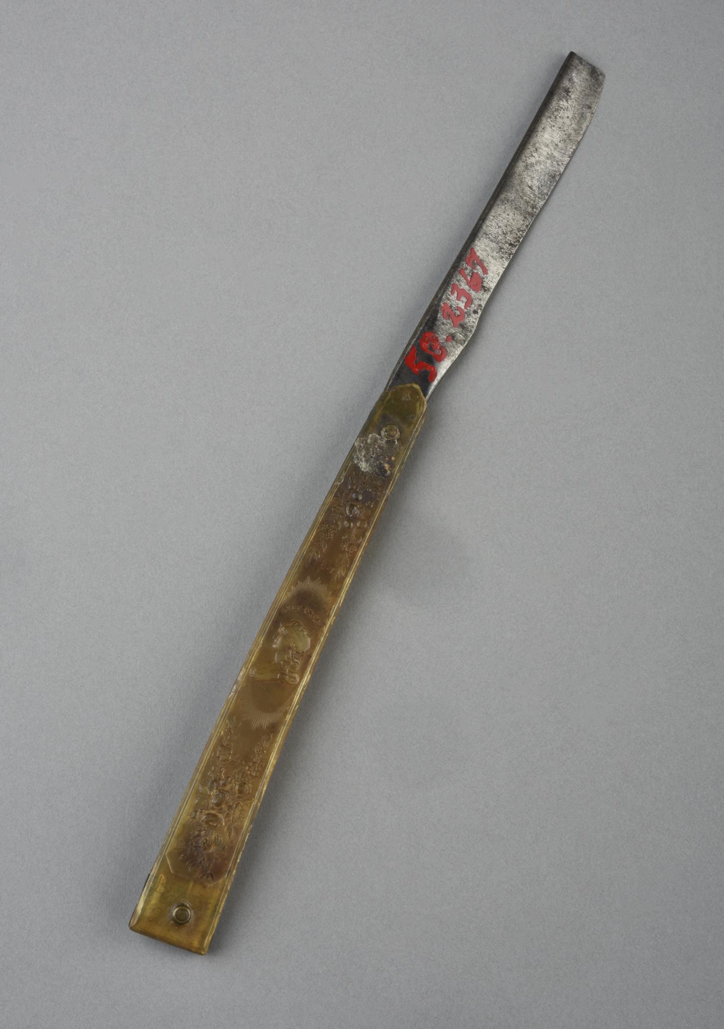 1958.2367 Razor, view 4
