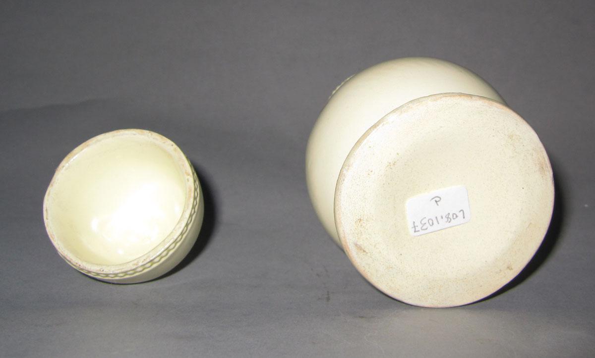 2008.0031 D,E Creamware mustard pot underside