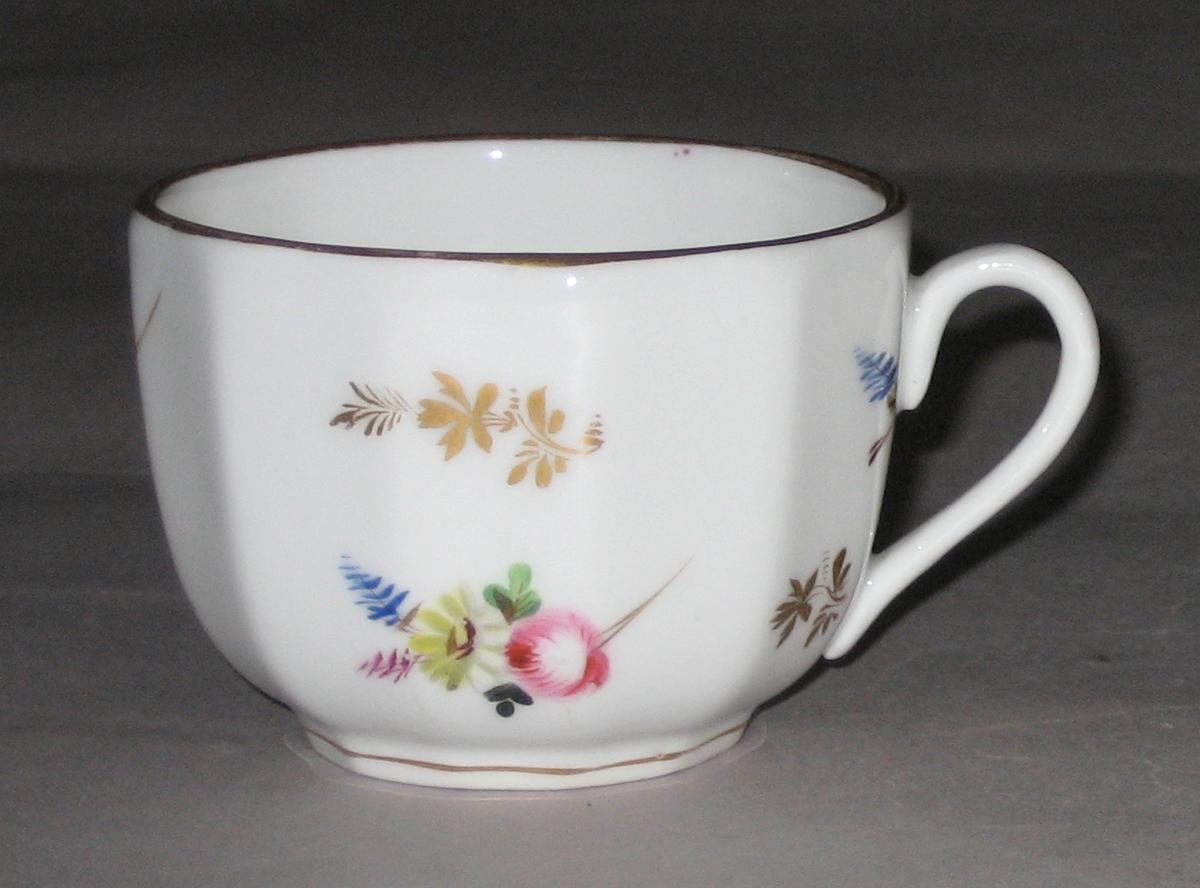 2008.0006.001 Porcelain teacup
