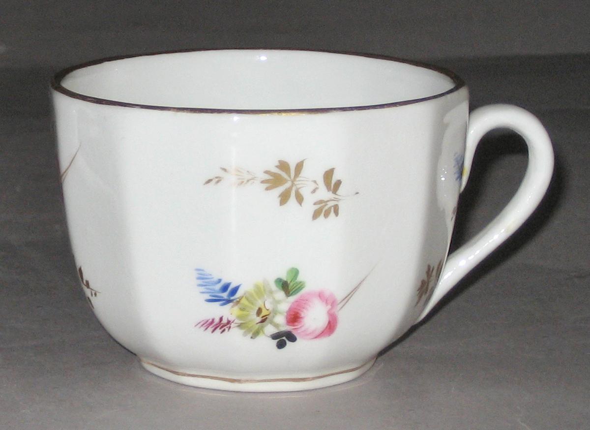 2008.0006.002 Porcelain teacup