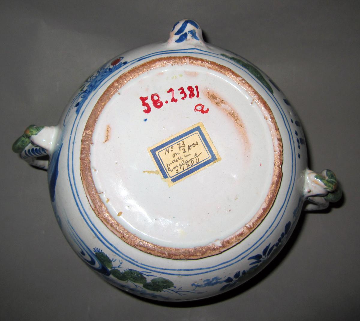 1958.2381 A Delft posset pot underside