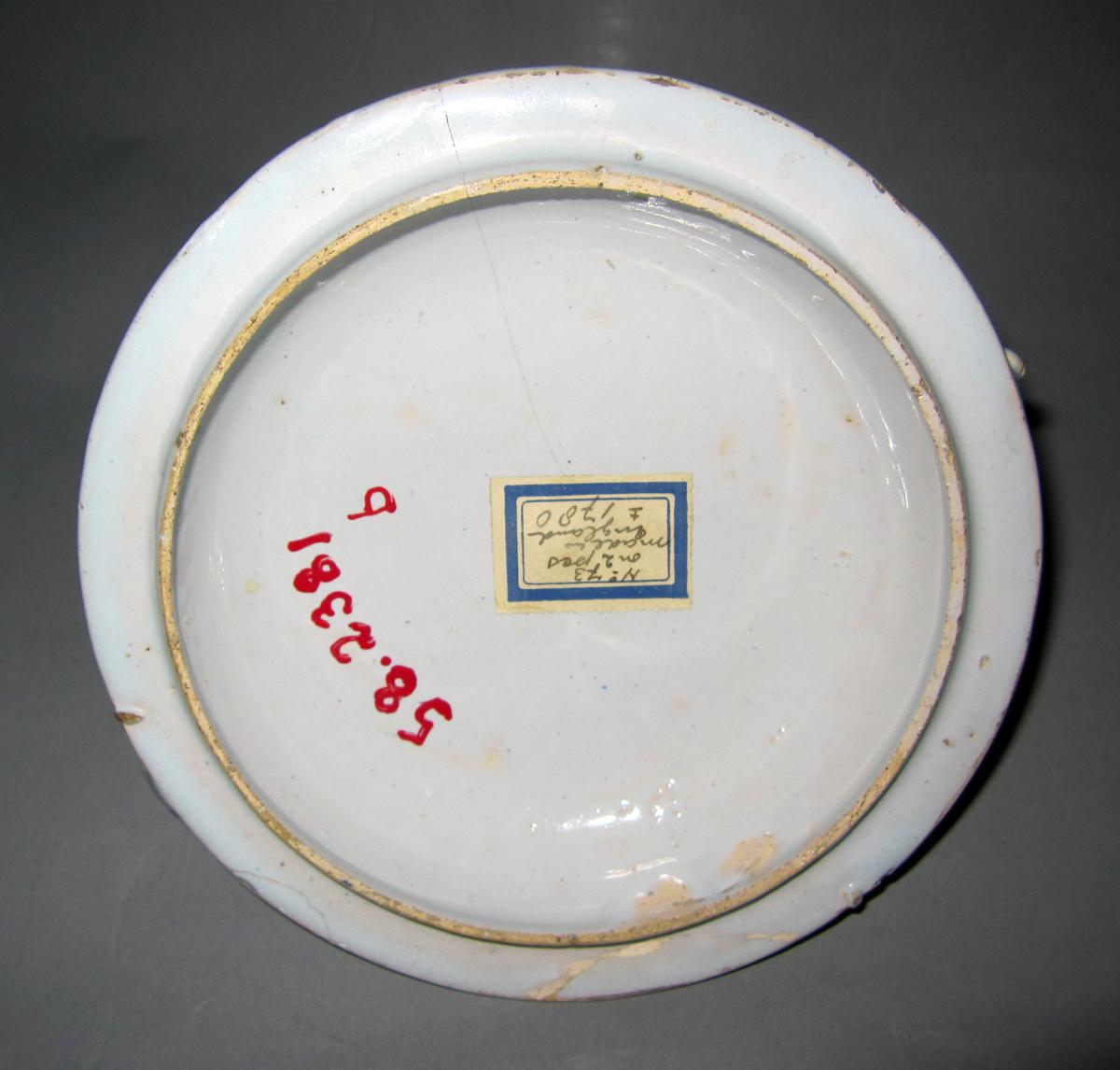 1958.2381 B Delft posset pot cover underside
