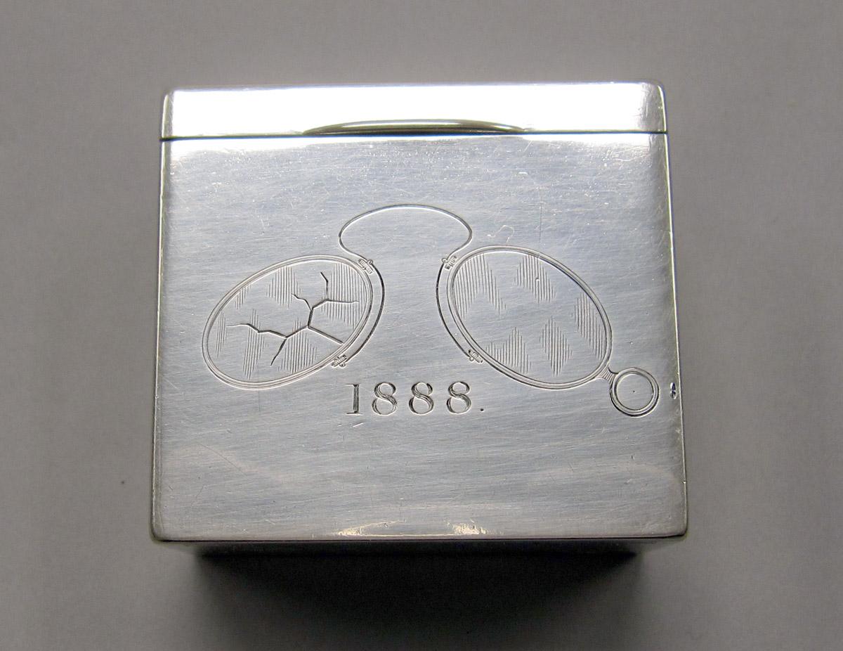 2008.0021.003 Silver Box front