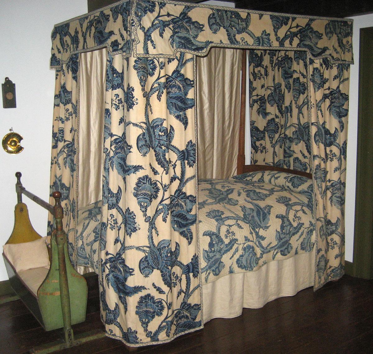 1952.0325.002 bed hangings,view 1