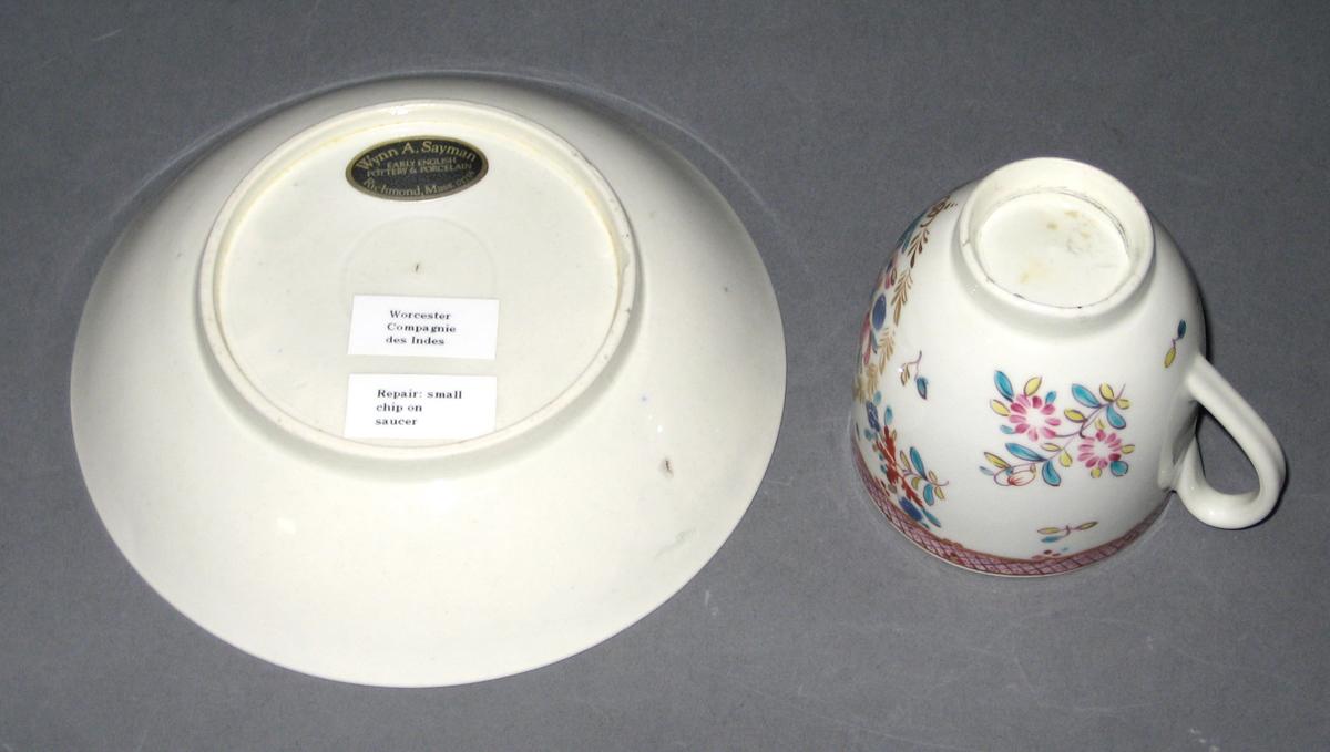 2008.0055.001 A, B Porcelain coffee cup and saucer bottom