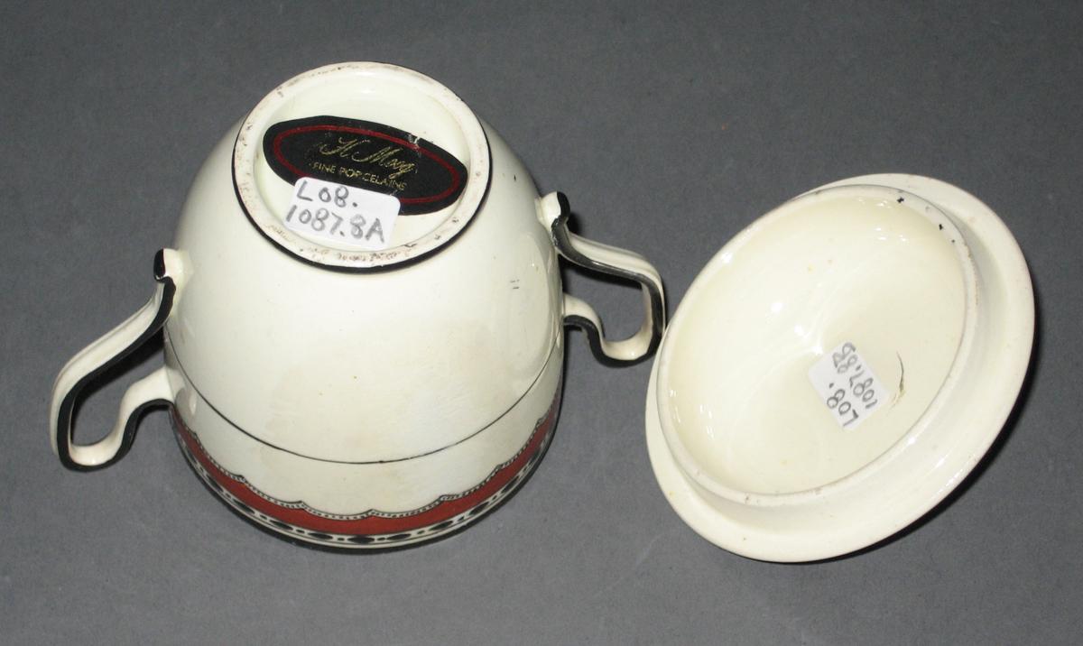 2008.0055.008 A, B Creamware pot de creme bottom