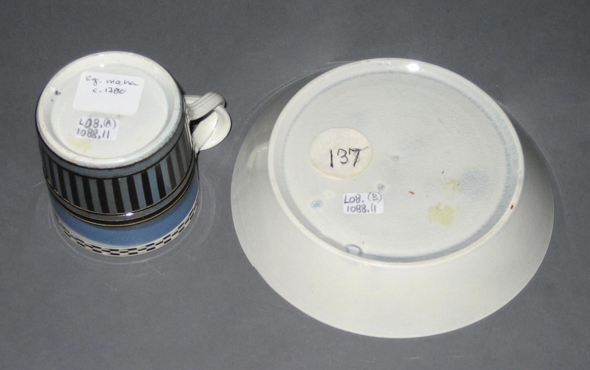 2008.0053.011 A, B Cup and saucer bottom