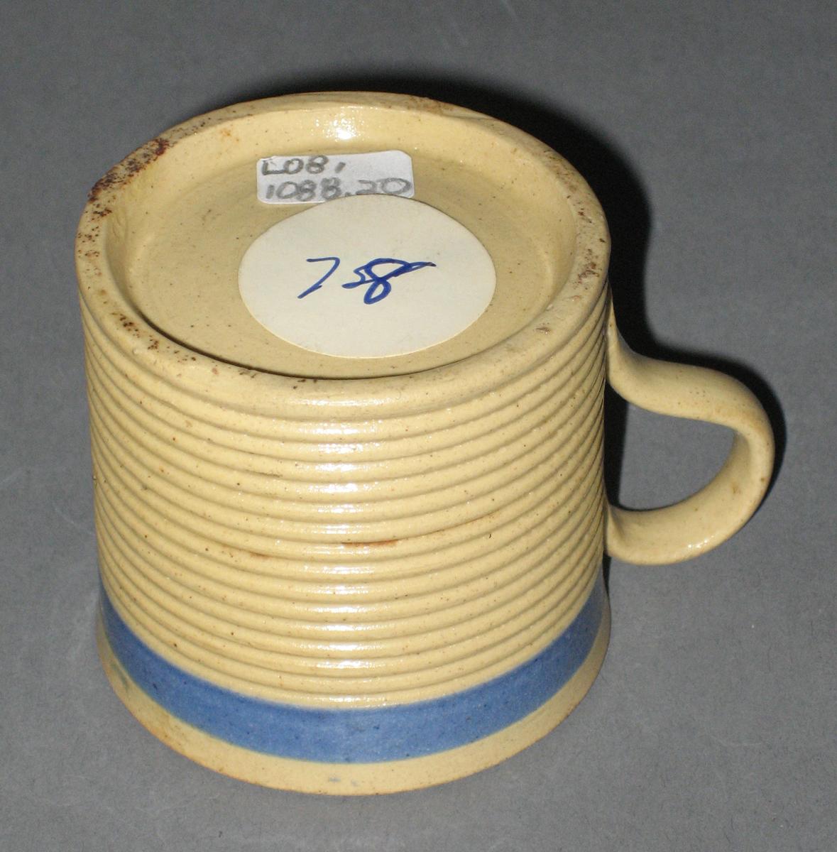 2008.0053.020 Yellow (dipped) ware mug bottom