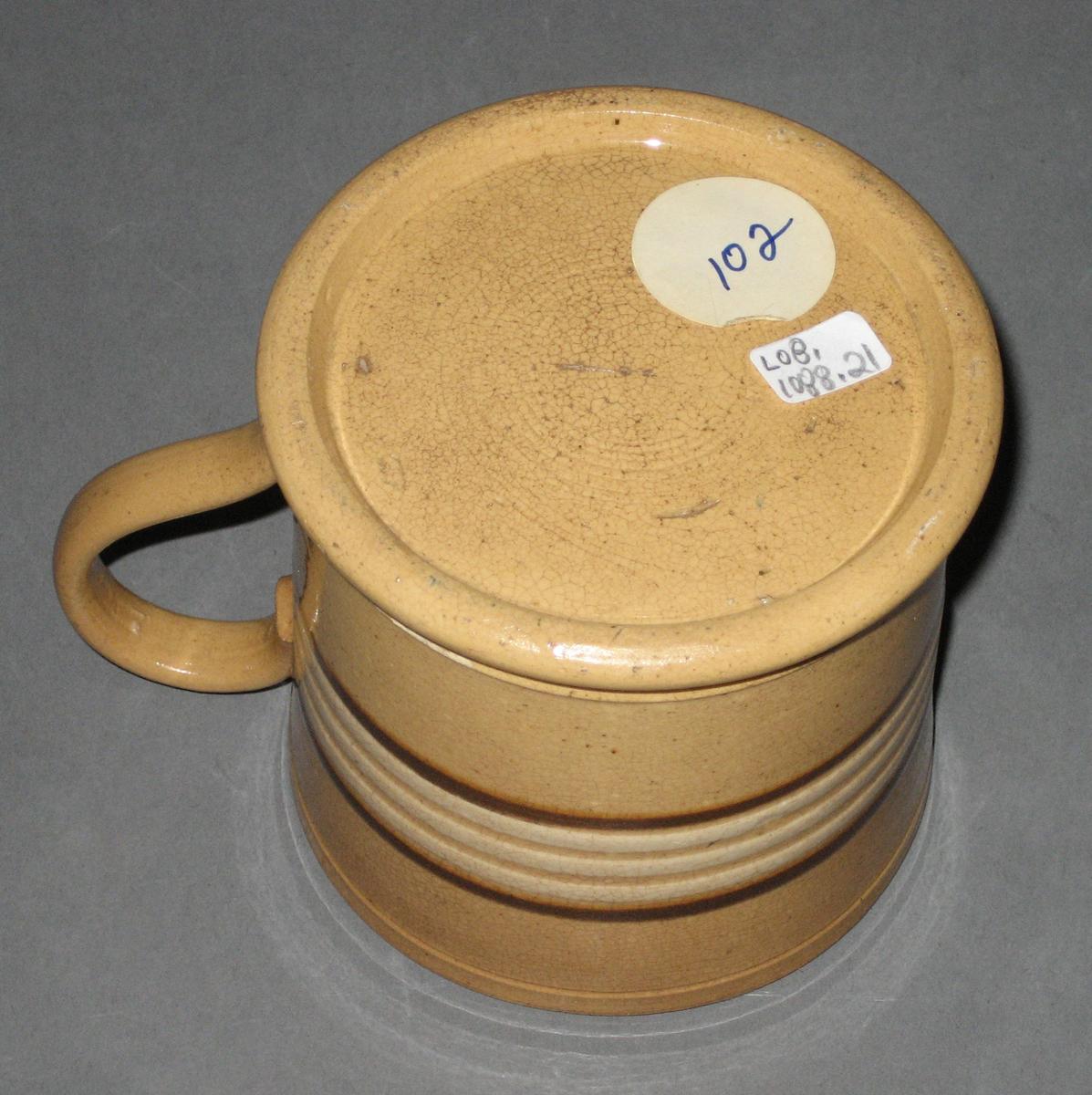 2008.0053.021 Yellow (dipped) ware mug bottom