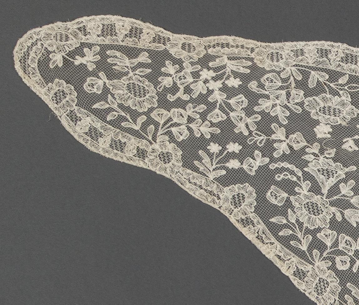 2008.0042.002 Cape, detail 2, reverse