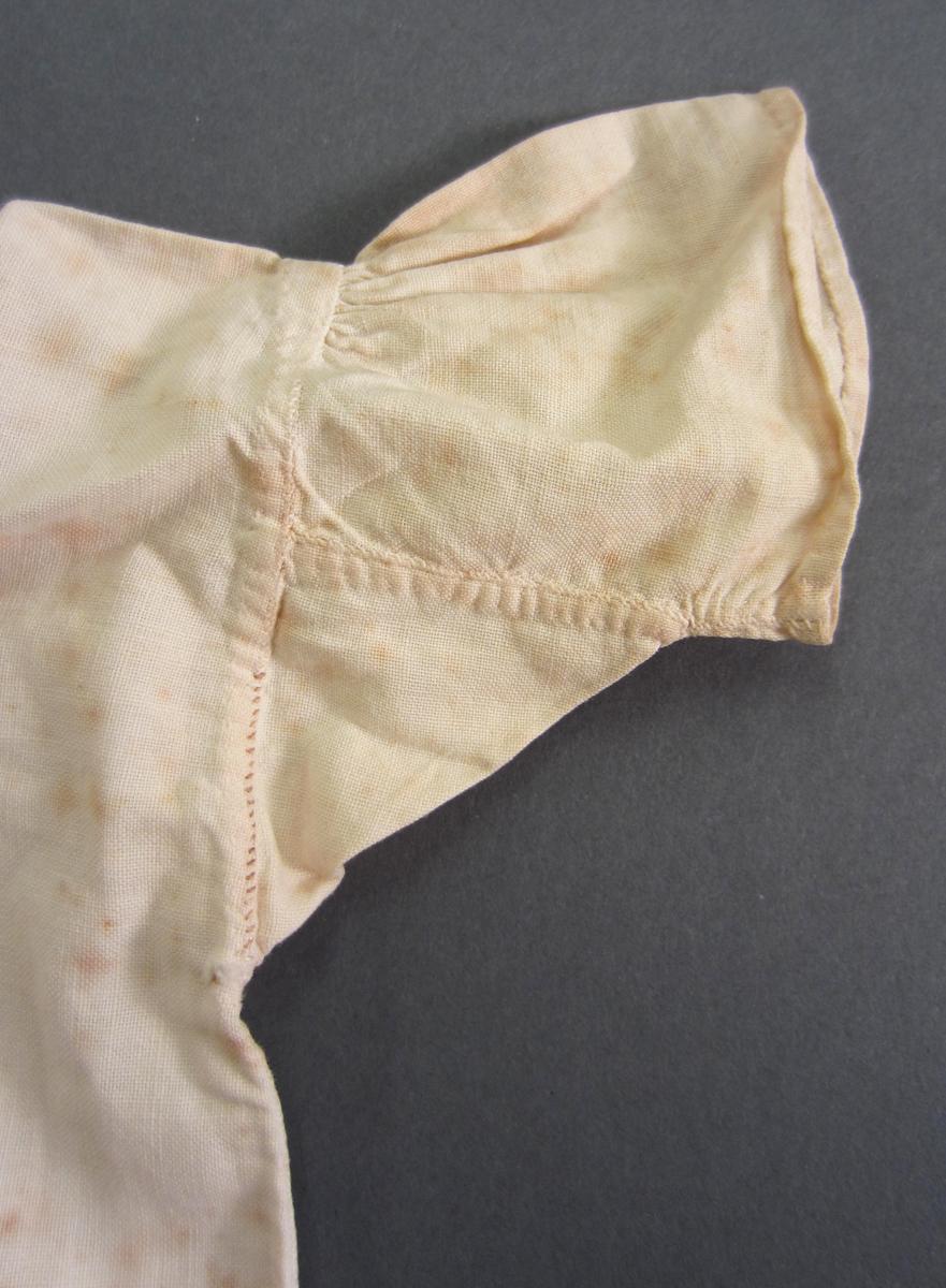2009.0018.002 C Chemise, detail 1, gusset