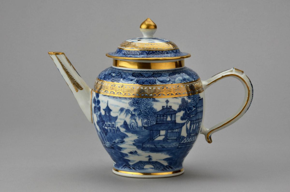 2010.0008.172 A,B Porcelain teapot