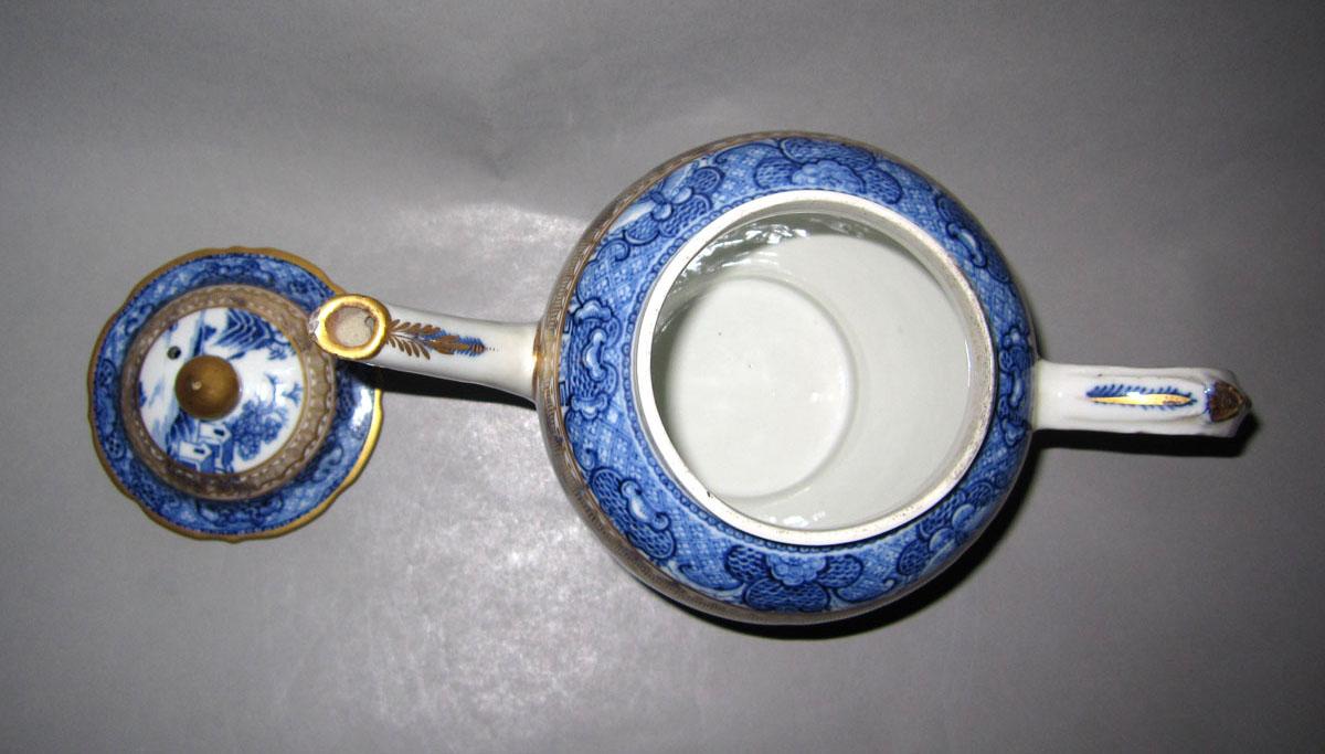 2010.0008.172 A,B Porcelain teapot top